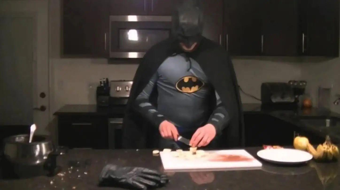 "¿Querés que sea tu batichica?": invitó a cenar a su "match" de Tinder y la recibió disfrazado de Batman