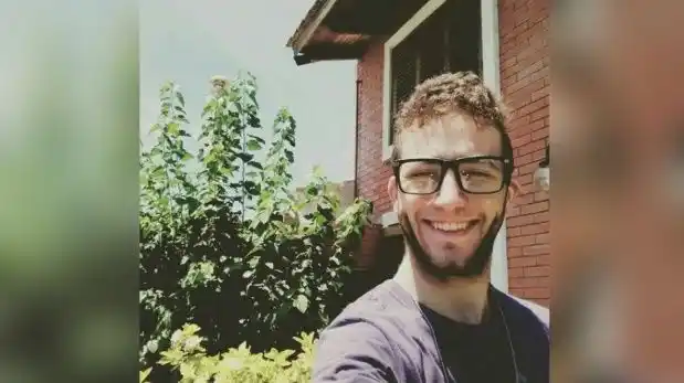Le hicieron bullying en el secundario, lo invitaron a un "reencuentro" y se las mandó a guardar