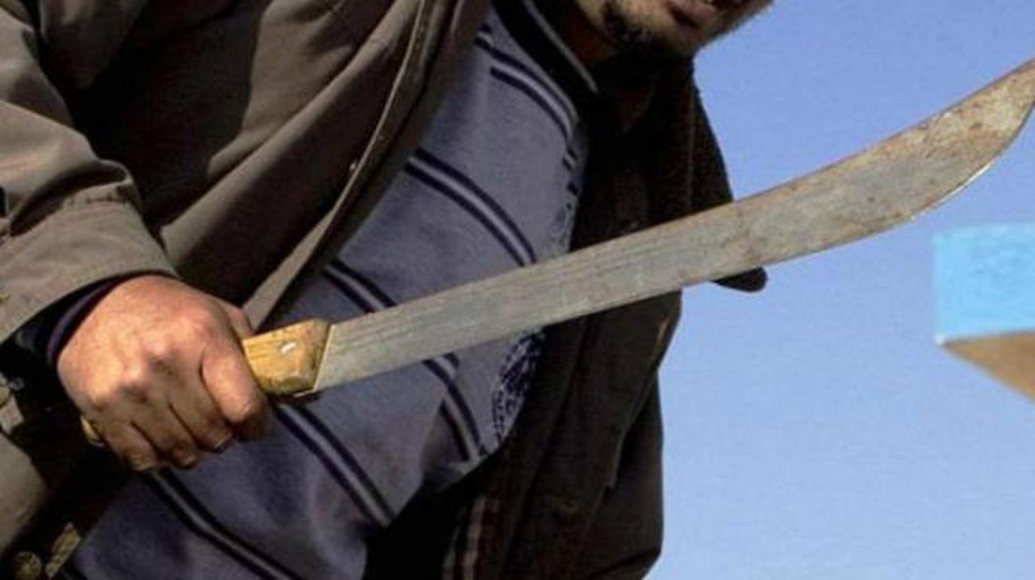 Ebrio y violento: Amenazó con atacar a "machetazos" a su esposa e hijos