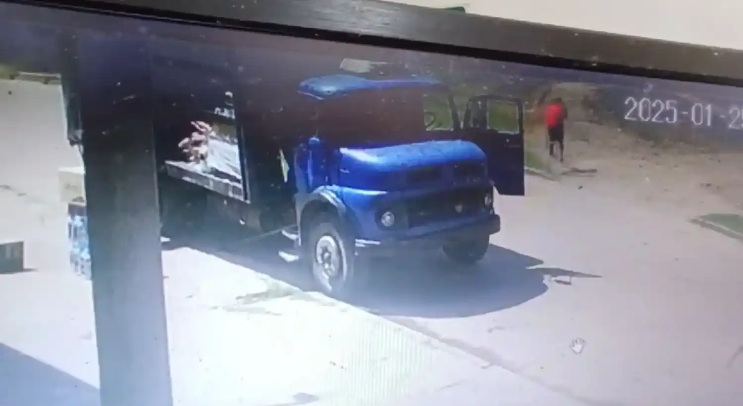 A plena luz del día, le robaron todas sus pertenencias a un repartidor en el Barrio 348