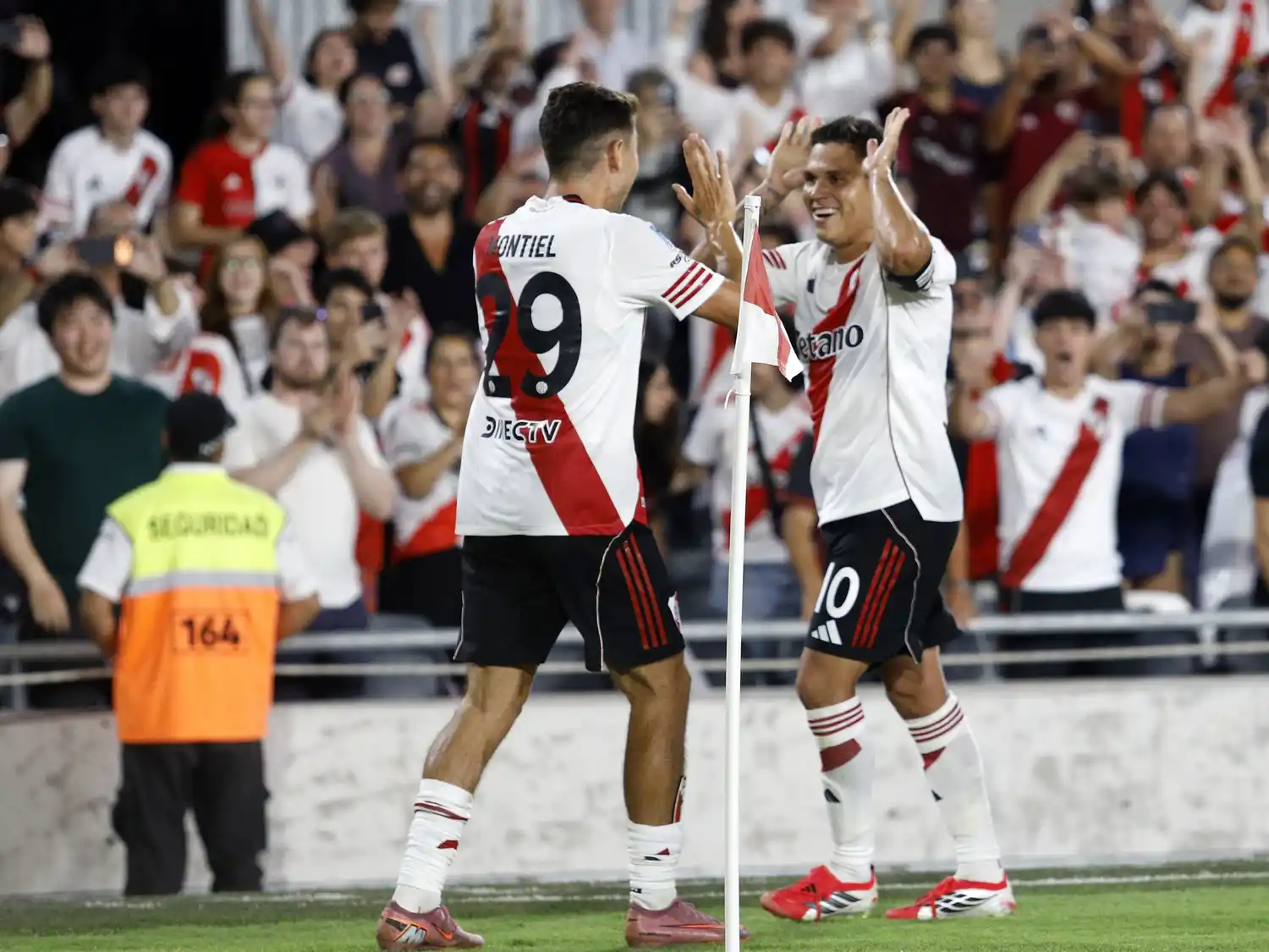 Quinteros festeja uno de sus dos goles en la noche de Núñez.