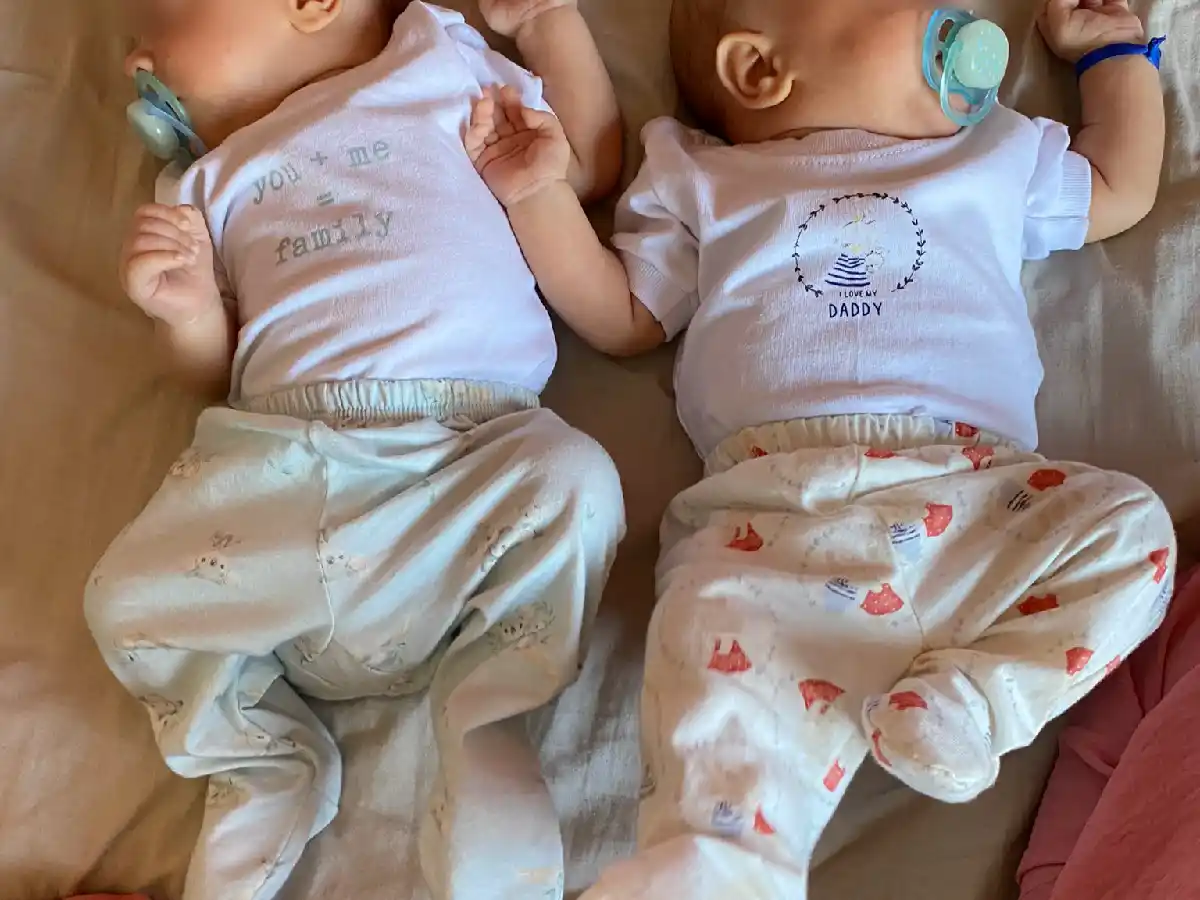 Fue mamá de gemelos y no pudo reconocer cuál es cuál: tuvo que ir a la comisaría para que les tomen las huellas digitales