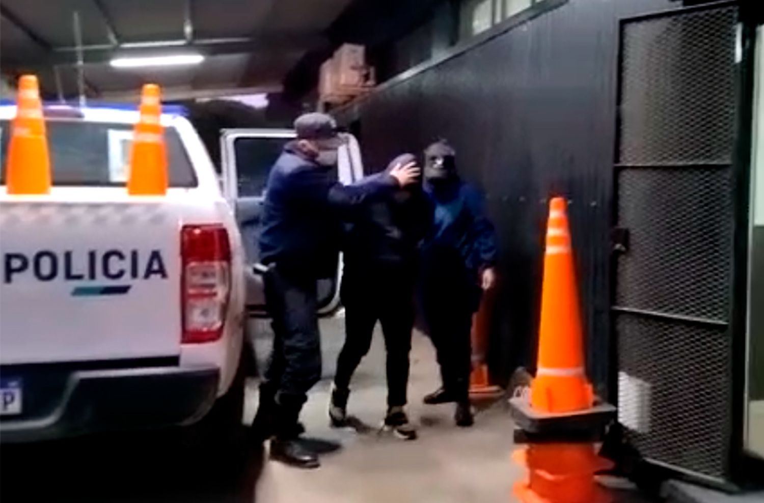 Un policía golpeó en la cabeza a su pareja y fue desafectado de la fuerza