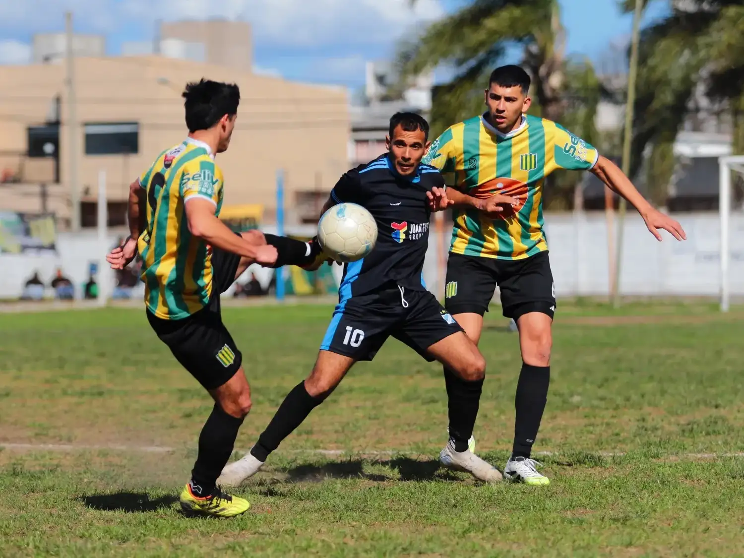 Defensores del Oeste y Sarmiento quedaron a mano en un clásico atractivo