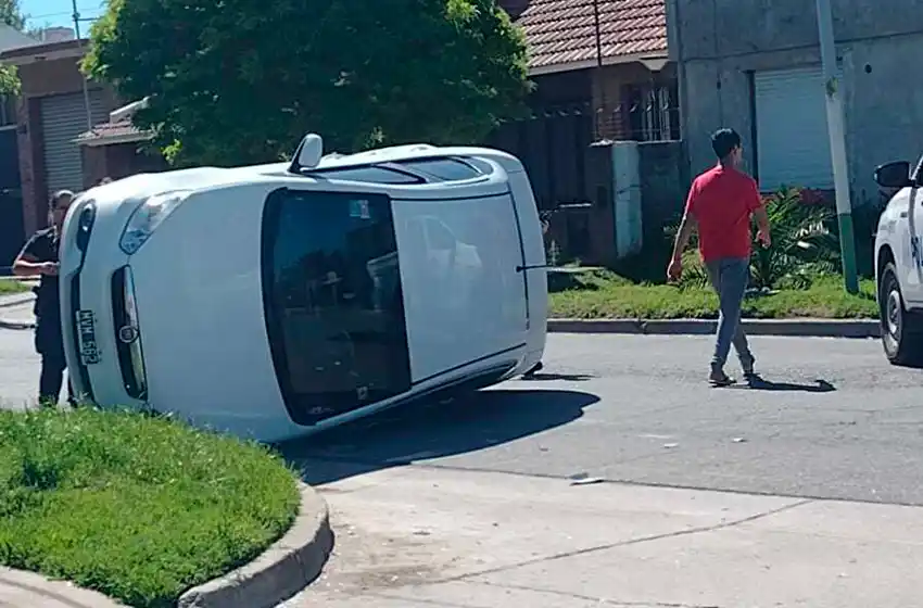 Choque y vuelco: uno de los conductores se dio a la fuga