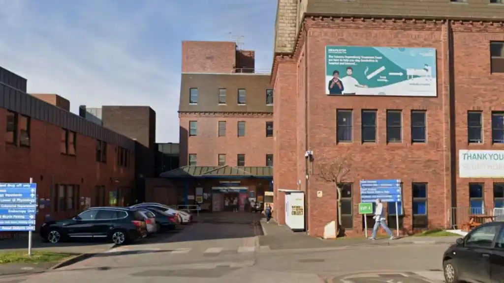 muerte en Inglaterra por corte de luz en cirugía 2