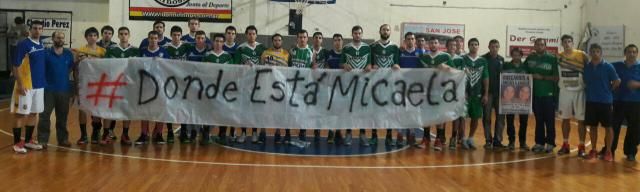 Bancario se presento en San Jose
portando una bandera de Micaela

