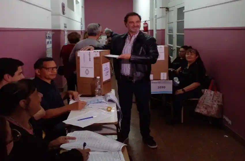 Rolando Demaio votó en la escuela 31