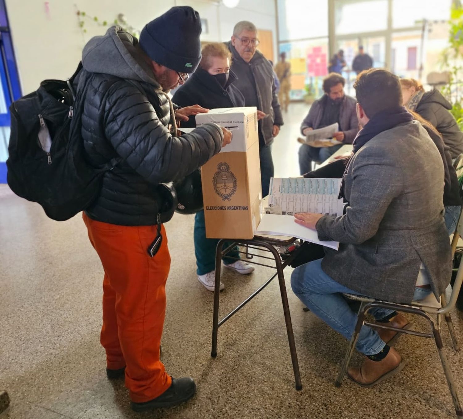 El primero en votar en una mesa de la escuela López Jordán