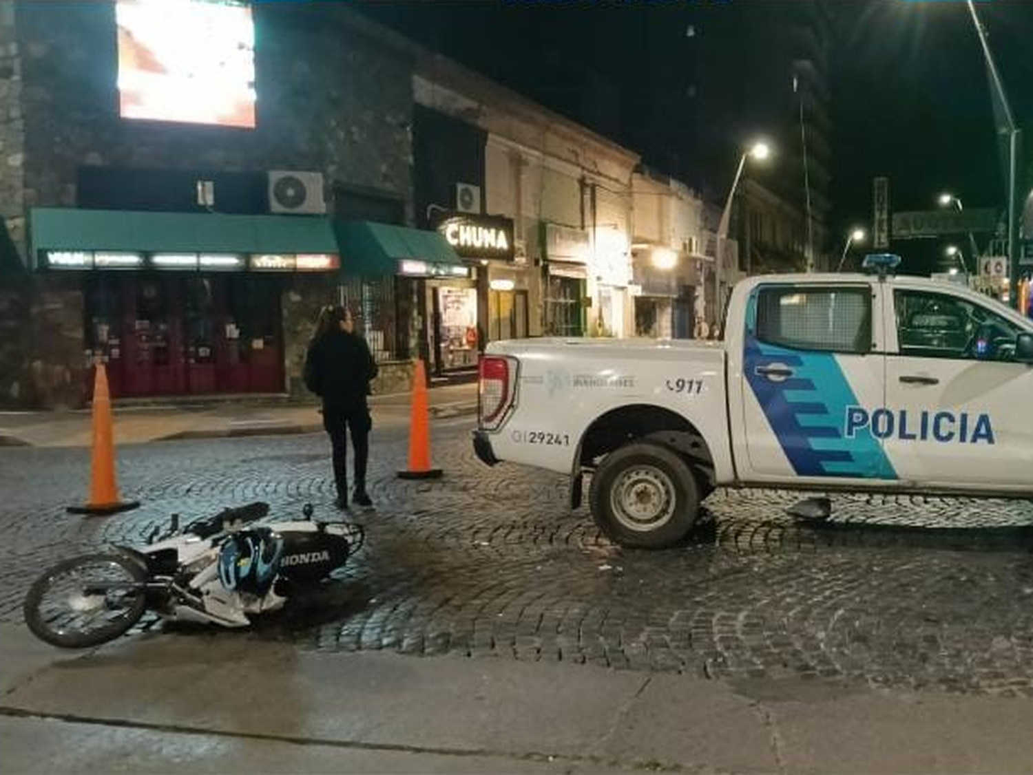 Una motociclista debió ser trasladada al Hospital después de chocar con una camioneta de policia