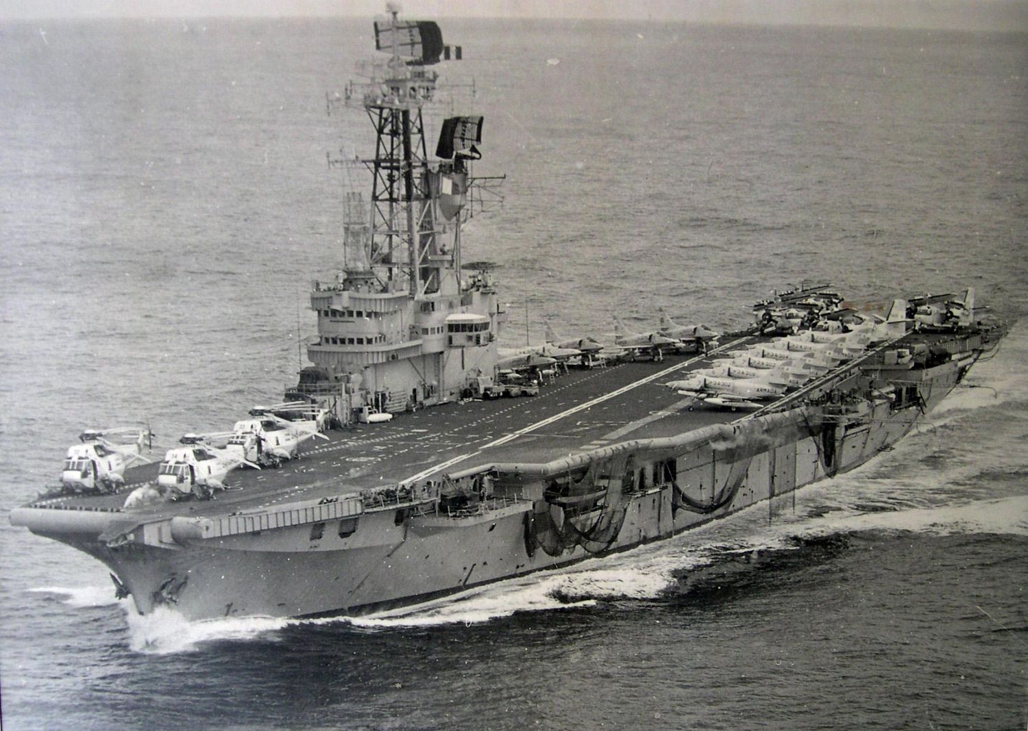 Malvinas: el plan británico para atacar el portaaviones argentino con ayuda de satélites norteamericanos
