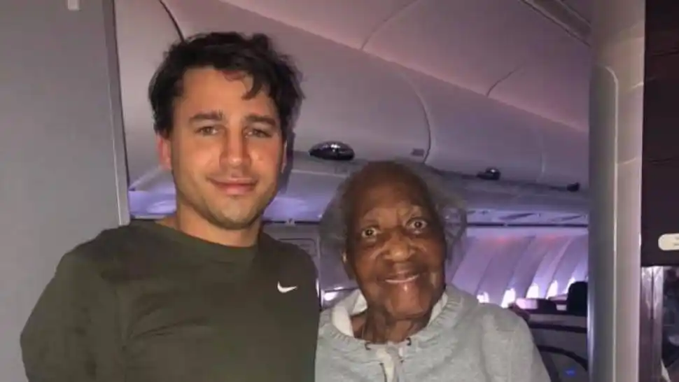 El increíble gesto de un joven hizo que una anciana cumpla su sueño en un avión