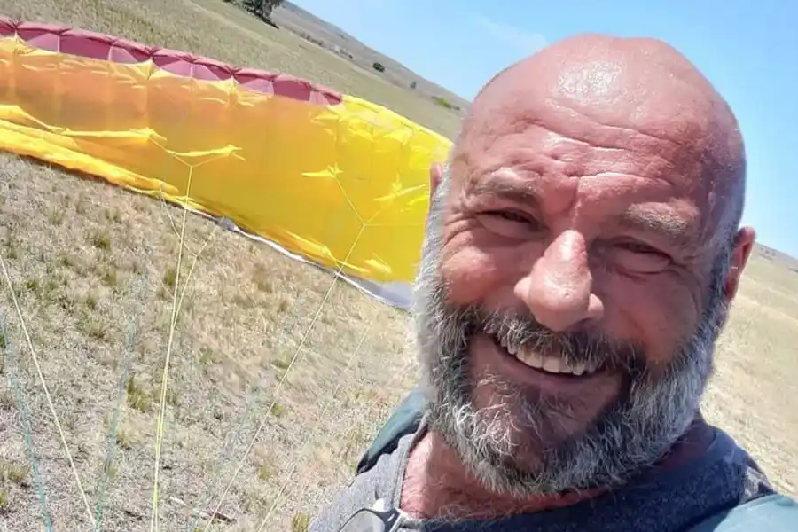 Un actor de “Son de fierro” murió al caer con su parapente en Córdoba