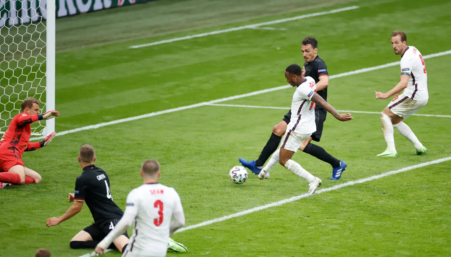 Sterling llega antes que Hummels y abre la cuenta en Wembley.