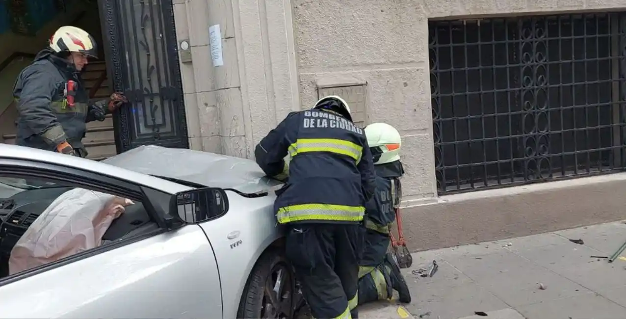 Buenos Aires: un auto chocó contra la puerta de un establecimiento educativo