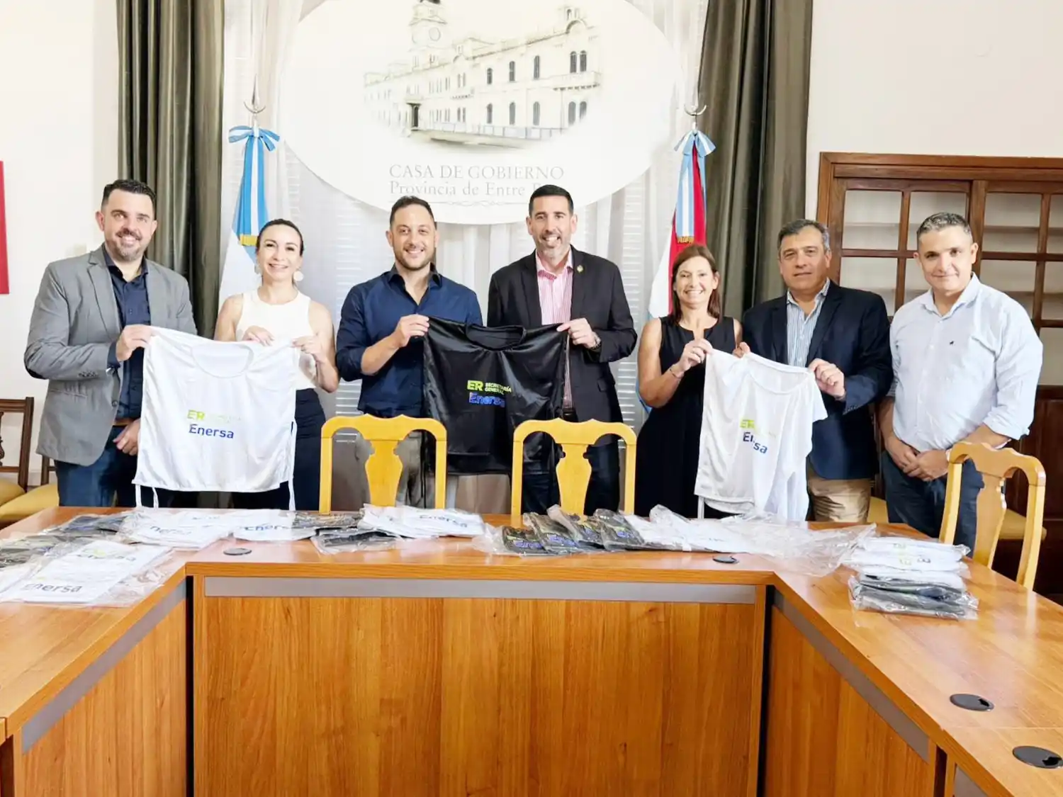 Entregaron las primeras pecheras confeccionadas para instituciones deportivas de Entre Ríos