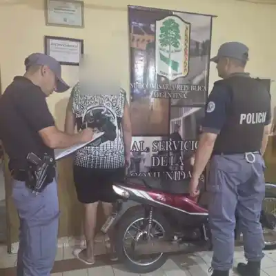 Motociclista fue detenido por imprudencia al volante: hacía "willy" sin casco ni papeles