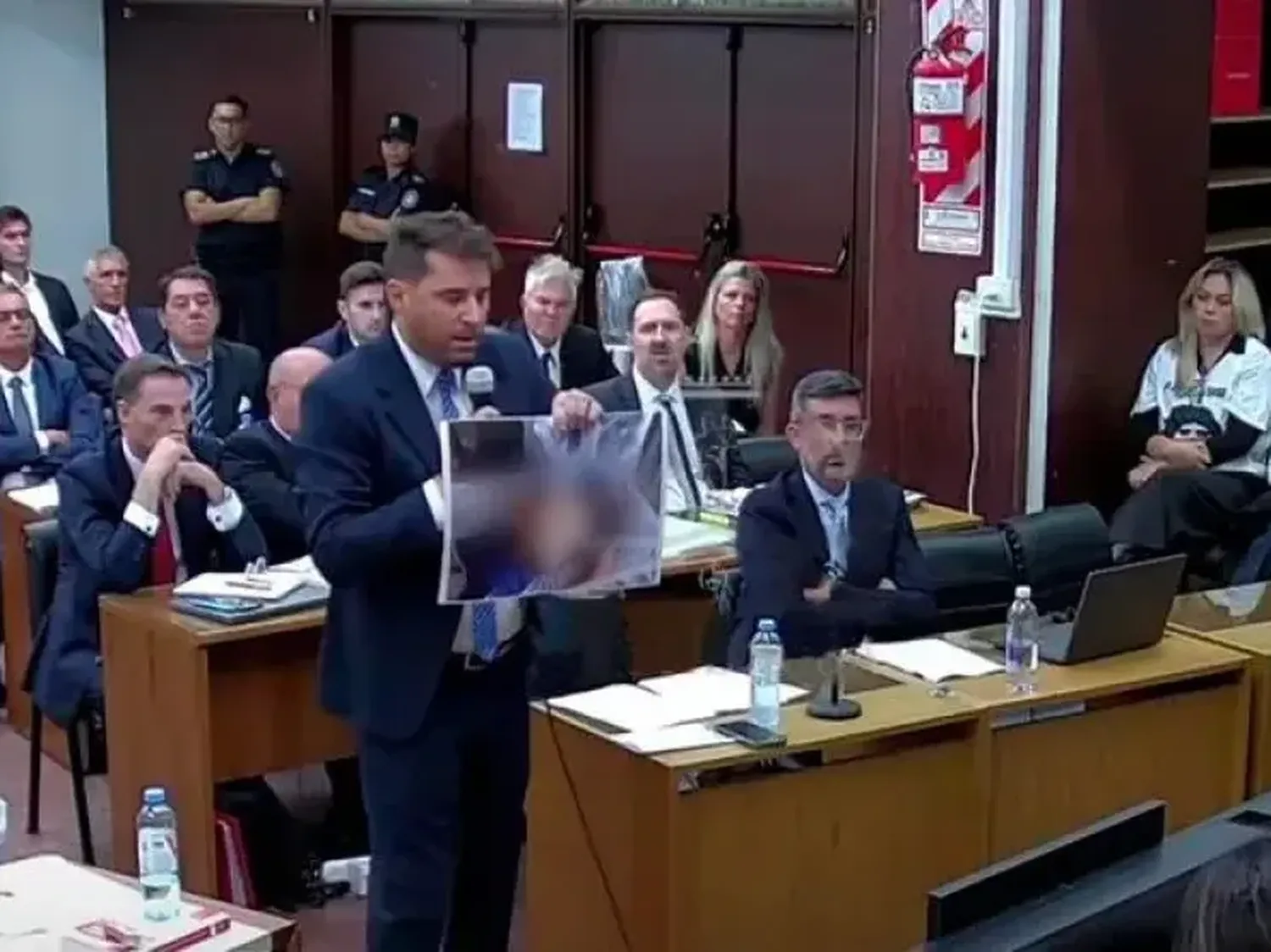 “Así murió Maradona”: en el inicio del juicio, el fiscal mostró una fuerte imagen