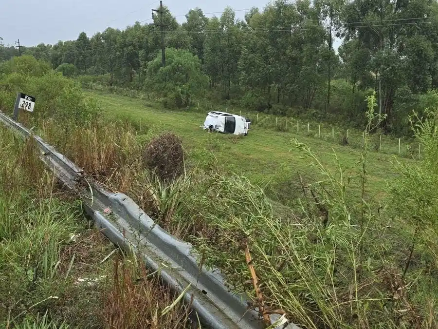 Un conductor perdió el control y volcó en la autovía, kilómetro 298
