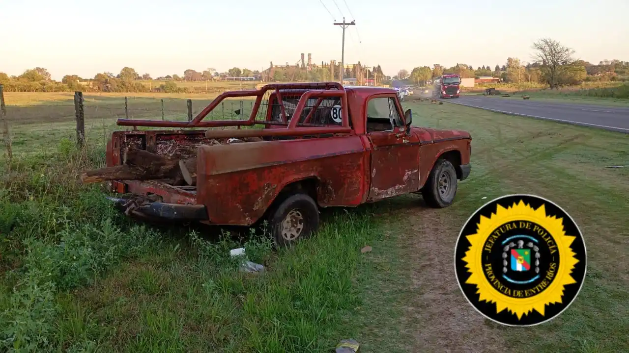 Impacto entre una Toyota Hilux y una Dodge D-100 en la Ruta 11