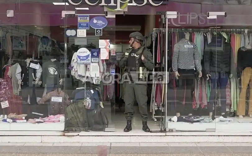 Desde la Aduana confirmaron que son "camiones" de mercadería falsificada lo que incautaron en los comercios allanados