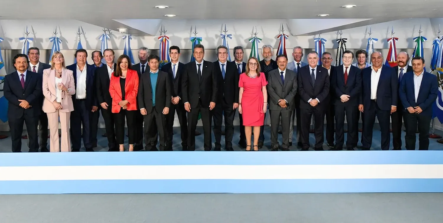 La foto de unidad en el CFI con la que los gobernadores mostraron el respaldo a la candidatura de Massa.