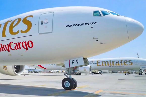 Emirates presenta su primer avión de carga con el nuevo diseño de la aerolínea