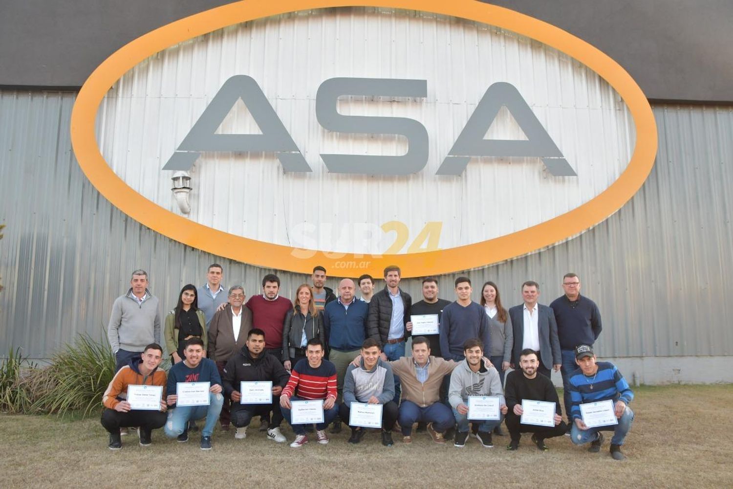 Entrega de certificados a egresados del curso de repintado del automotor