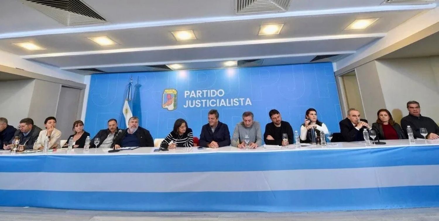 Con presencia de Massa, Grabois y Máximo, el PJ delineó su estrategia tras el fallo contra Cristina Kirchner.