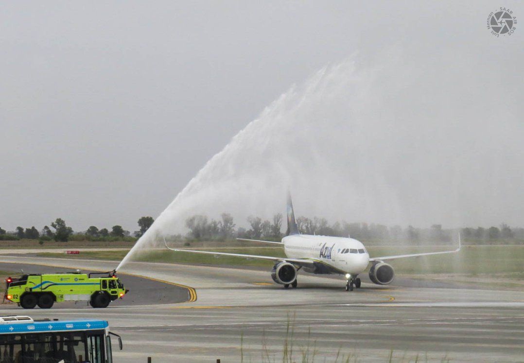 [Fotogalería] La primera operación de Azul en Rosario