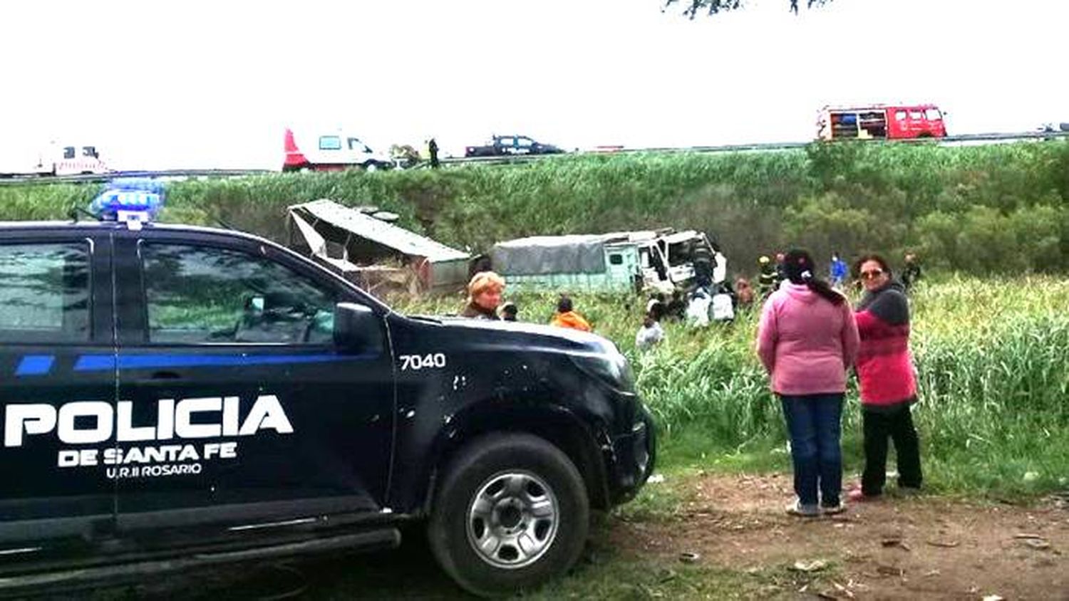 Un camión volcó en la autopista Rosario  Santa Fe y el conductor quedó atrapado en el  interior