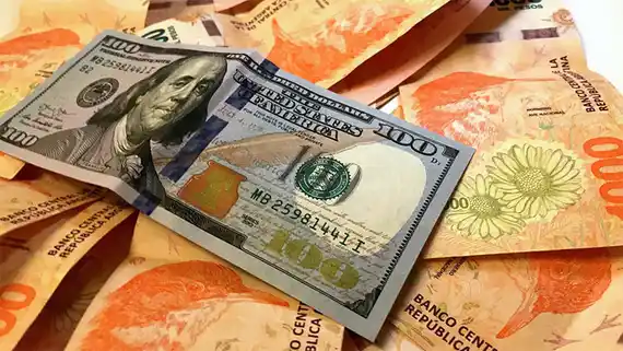 El dólar blue anotó la mayor suba diaria del año al escalar $35: cerró en $1345
