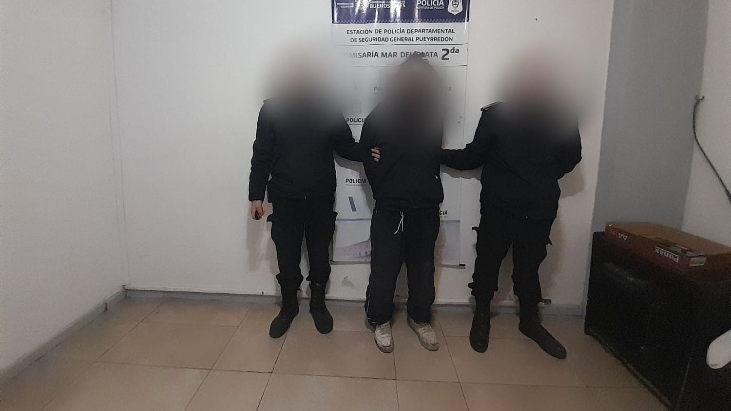 Violó una restricción, se escondió en la casa de su expareja y atacó a la policía