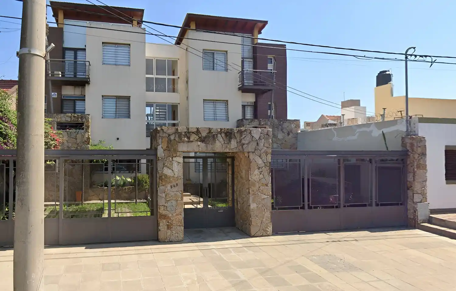 Los delincuentes ingresaron a las áreas comunes del edificio tras violentar aberturas.