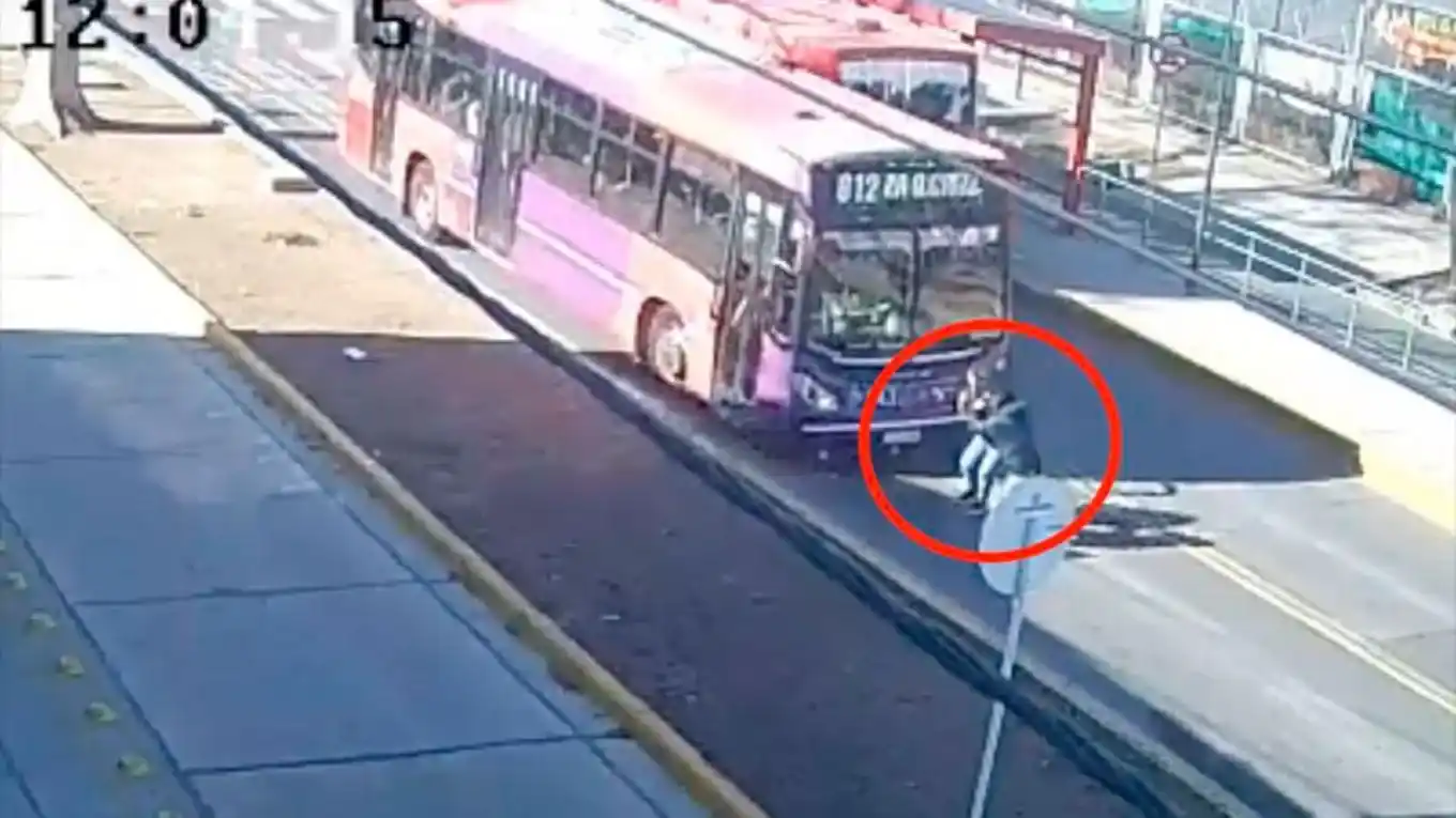 Imágenes sensibles: un colectivo no pudo frenar y atropelló a una pareja que cruzaba por la mitad de la calle