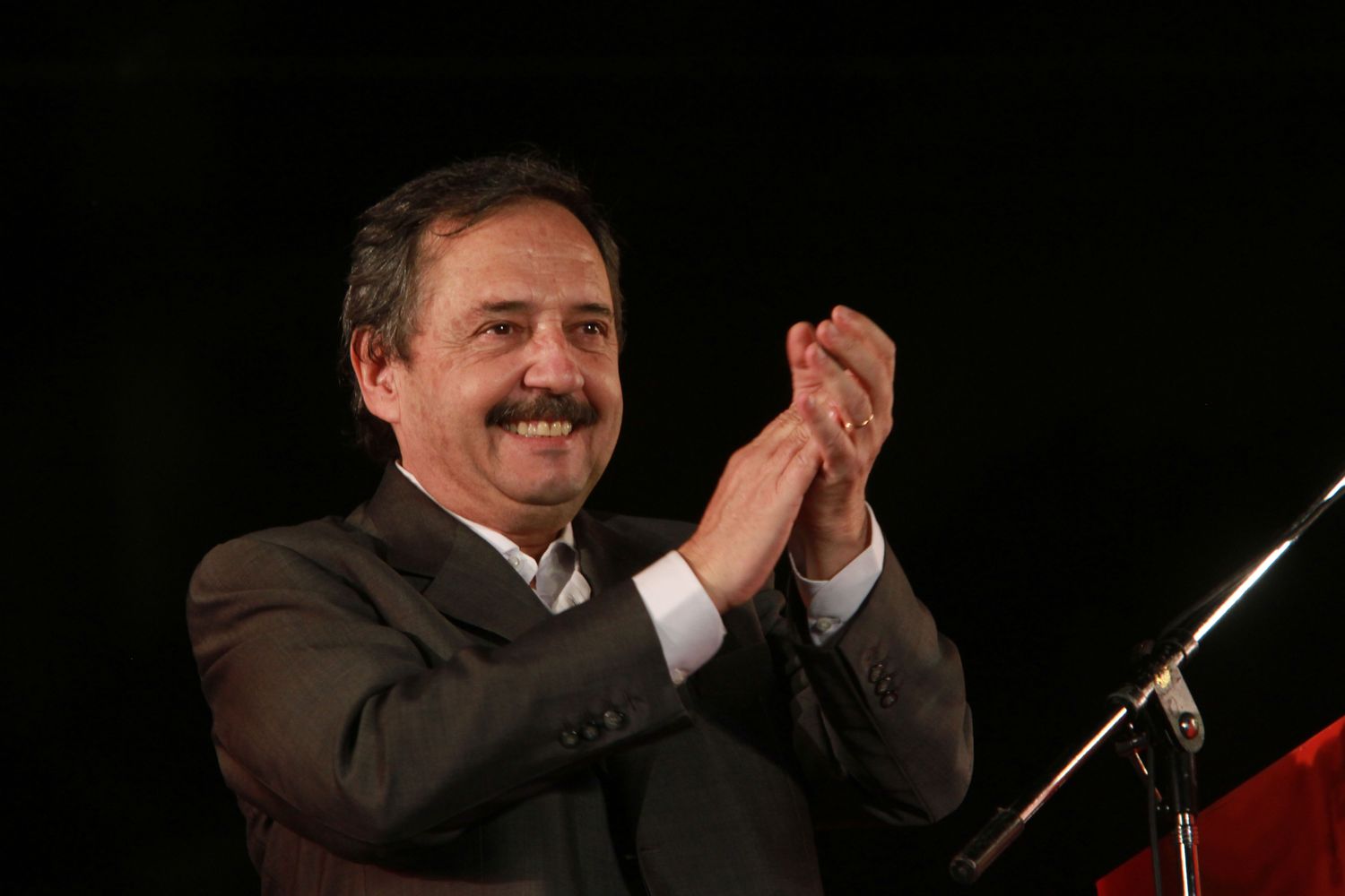 Por el conflicto policial y los saqueos, Alfonsín pidió posponer los festejos por los 30 años de Democracia