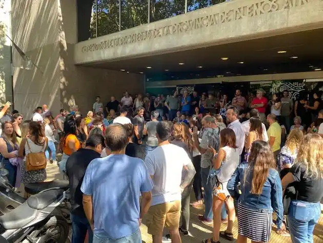 La Plata: tras meses de reclamos, los trabajadores tomaron el edificio del Registro de la Propiedad 
