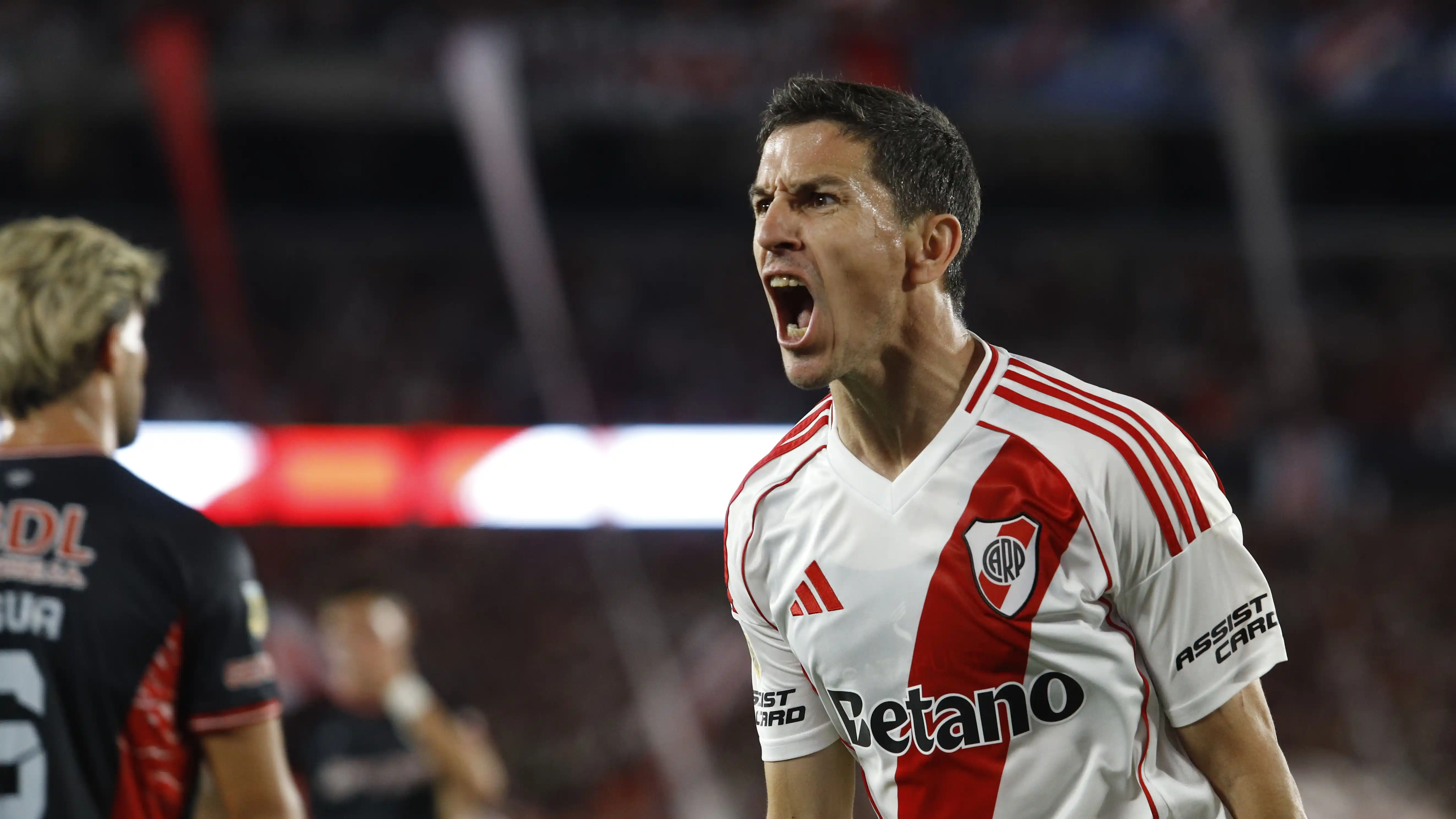 "Nacho" Fernández aporta jerarquía en el mediocampo de River.