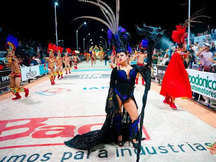 Con la visita del Gobernador Frigerio, se vive la segunda noche de "el corso más divertido"