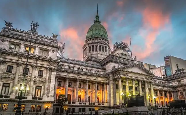 Para hacer una tortilla, hay que romper los huevos