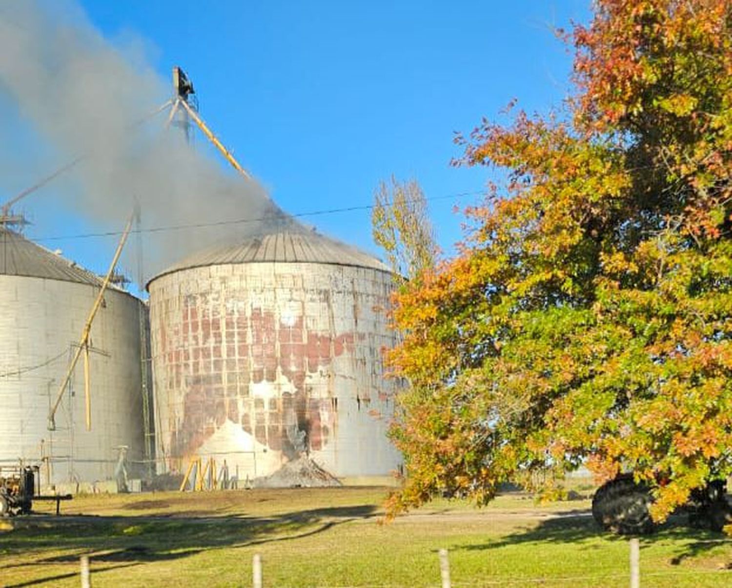 Bomberos trabajan en un silo para sofocar un incendio.