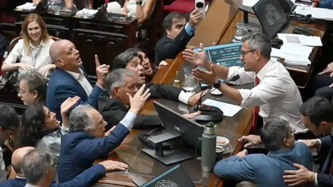 El oficialismo aprobó en Diputados la reforma laboral en una sesión tensa y marcada por polémicas