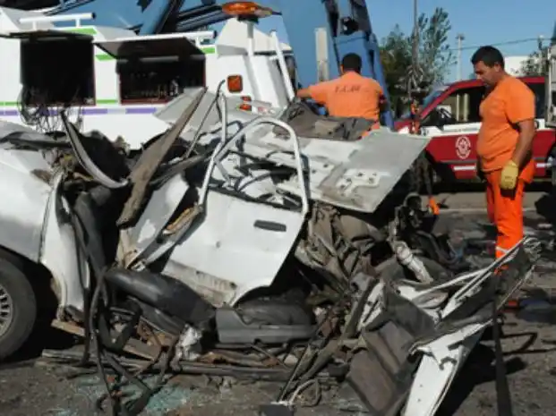 Un matrimonio y sus tres hijos fallecieron en un choque entre un auto y un camión sobre la ruta 18