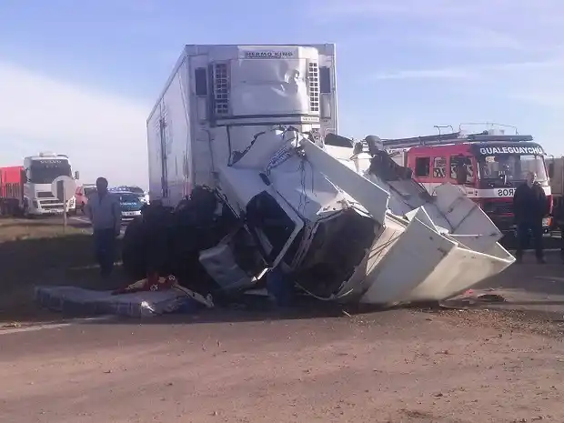 Rescataron a un hombre tras un choque entre camiones en Ruta 14
