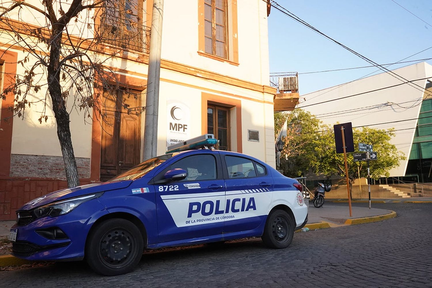 Robaron una bicicleta que estaba estacionada sin seguridad en el porche de una casa