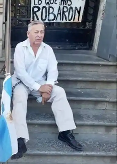 Pescadores se encadenaron frente a Casa de Gobierno