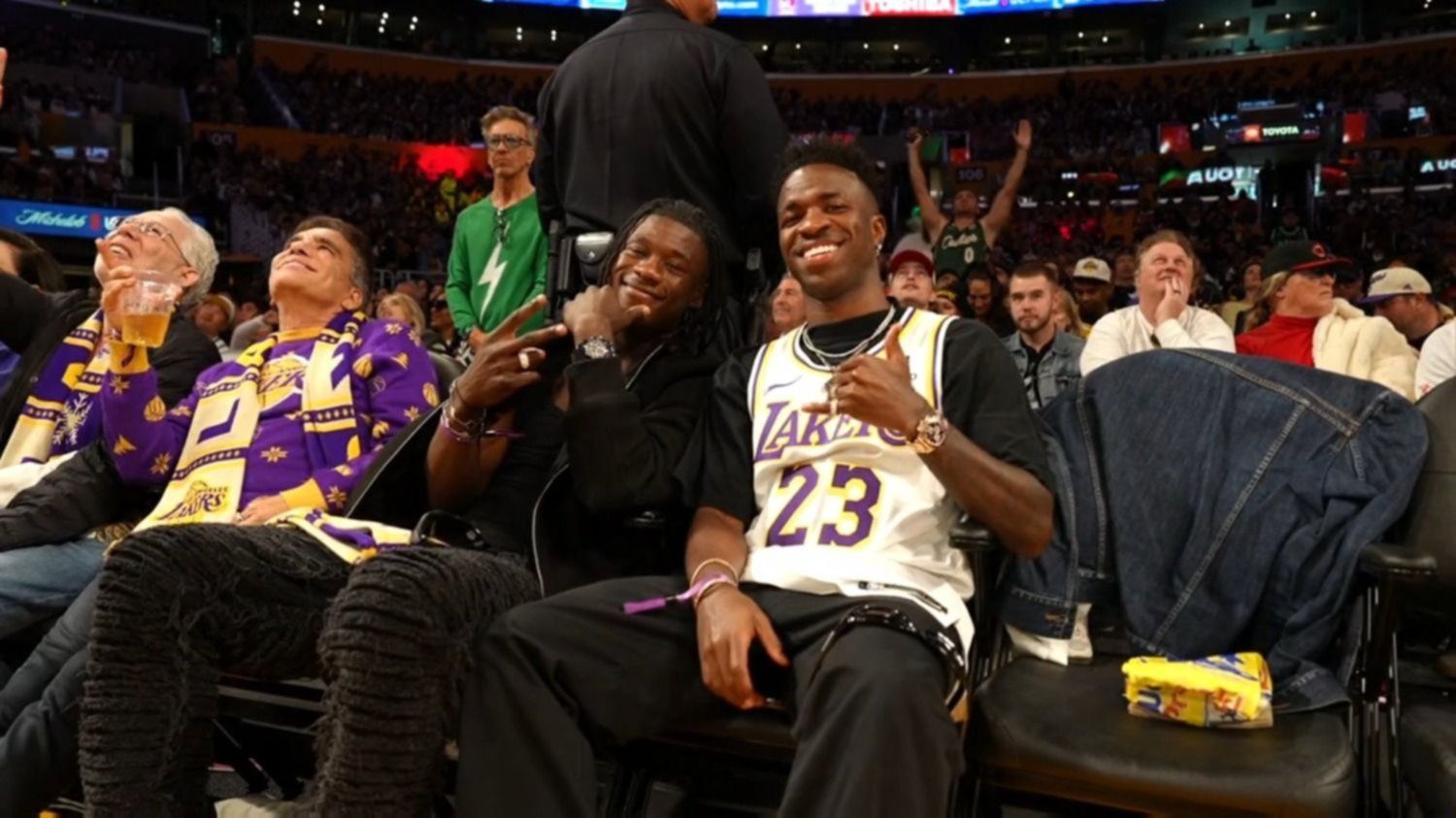 Dos futbolistas de élite, presentes para ver a LeBron James