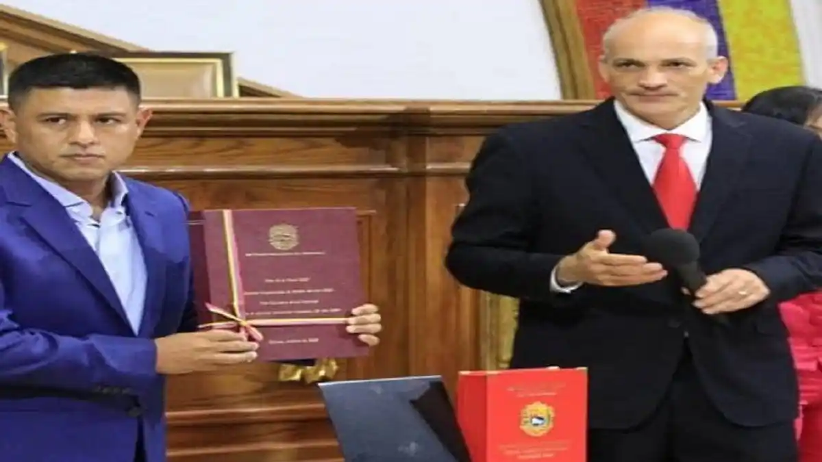 LA AN tiene hasta diciembre para sancionar el presupuesto del 2024: Ricardo Menéndez lo entregó sin dar cifras