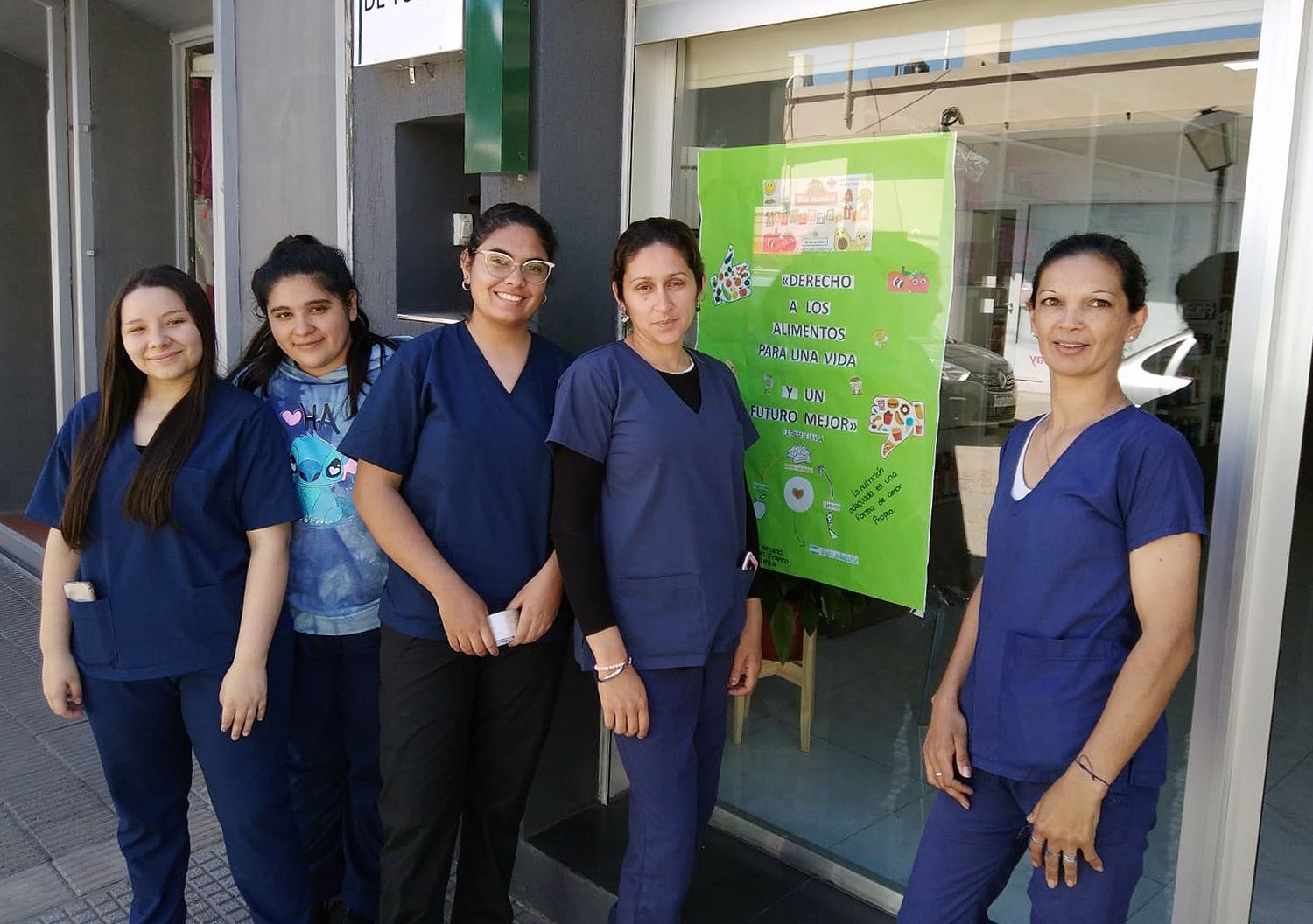 Los estudiantes colocaron afiches en algunos comercios de la ciudad.