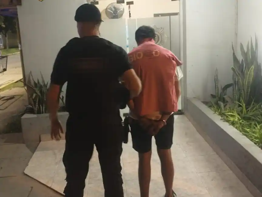 Violento episodio: le golpearon la puerta, abrió y lo empujaron para robarle el celular